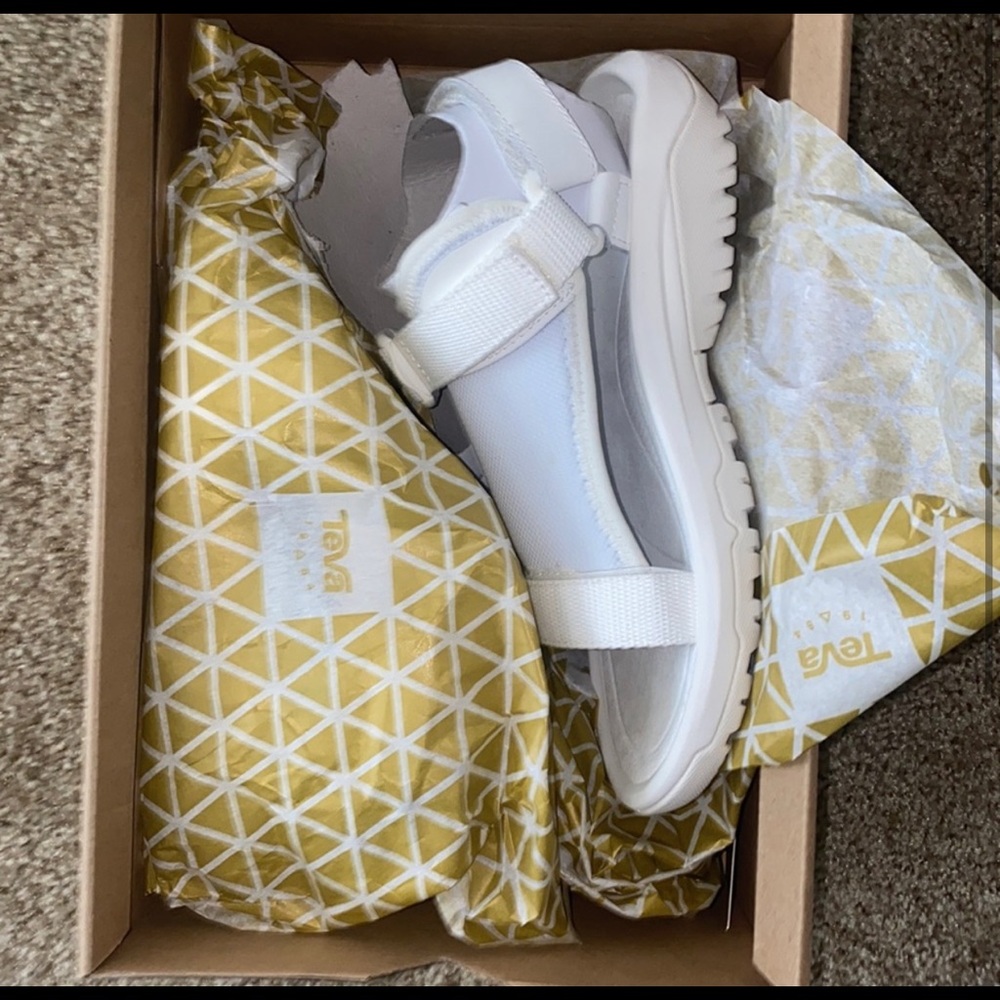 Brand new Teva walking Sandals ⭐️🤍